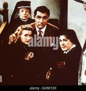 Mortimer (CARY GRANT) Stellt Mit Entsetzen Fest, Daß seine Beiden Lieben Tanten Martha Und Abby Leichen Versteckt Haben... PRISCILLA LANE - Elaine Harper CARY GRANT - Mortimer Brewster Regie: Frank Capra aka. Arsen und Spitzenhäubchen Stockfoto