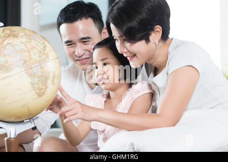 Junge asiatische Eltern erkunden die Welt mit ihrem Kind. Stockfoto