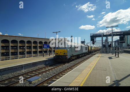 Klasse 67 Diesel/Elektro Lok "Thomas Telford" The Orient Express Pullman Wagen an Lesestation schleppen Stockfoto