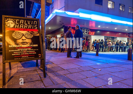 Eine DJ-Performance von Calvin Harris lockt Scharen von Brighton Oceana Club. Stockfoto