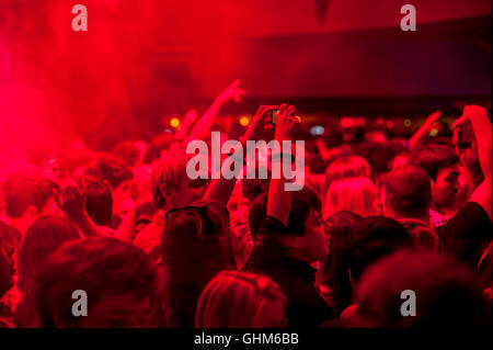 Eine DJ-Performance von Calvin Harris lockt Scharen von Brighton Oceana Club. Stockfoto