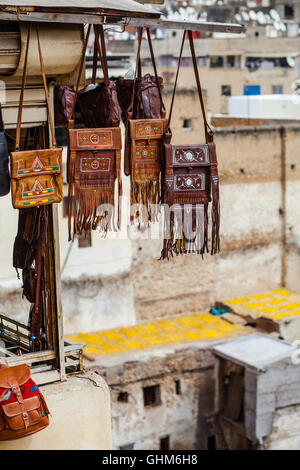 Ledertaschen verkauft, über Medina Hintergrund in Fez, Marokko Stockfoto