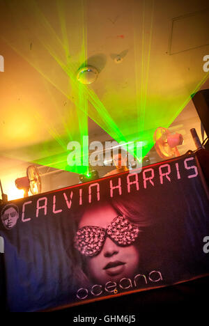 Eine DJ-Performance von Calvin Harris lockt Scharen von Brighton Oceana Club. Stockfoto