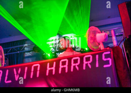 Eine DJ-Performance von Calvin Harris lockt Scharen von Brighton Oceana Club. Stockfoto