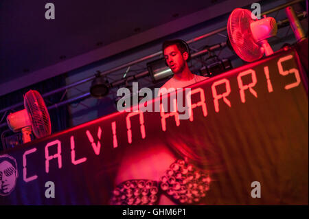 Eine DJ-Performance von Calvin Harris lockt Scharen von Brighton Oceana Club. Stockfoto