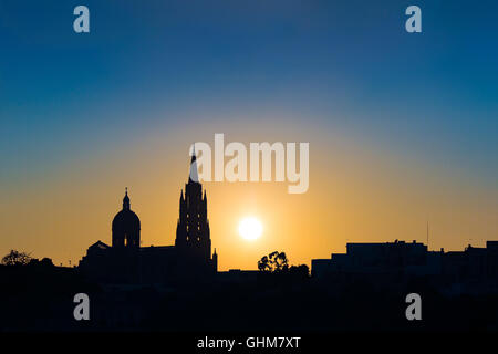 Silhouette der katholischen Kirche auf dem Sonnenuntergang Hintergrund Stockfoto