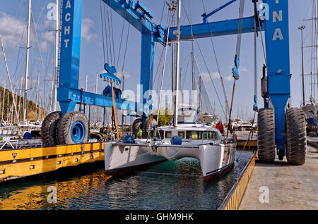 Katamaran, aufgehoben oder von Yacht Kran ins Leben gerufen. Stockfoto