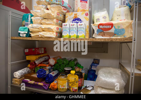 Regale in North Paddington Tafel, Babyprodukte, Kekse, Cracker umfasst. Stockfoto