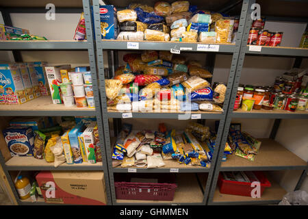 Regale in North Paddington Tafel, einschließlich Pasta, Dosen, Getreide. Stockfoto