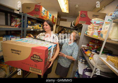 Freiwillige Helfer Lager Regale bei North Paddington Tafel. Stockfoto