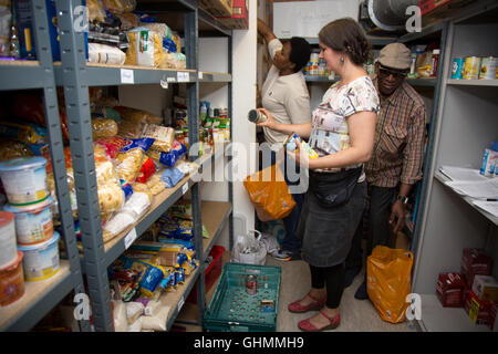 Freiwillige Helfer Lager Regale bei North Paddington Tafel. Stockfoto