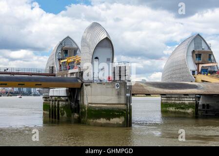 Die Thames Barrier Flut Verteidigung auf Fluß Themse London England mit Fluss bei Ebbe Stockfoto