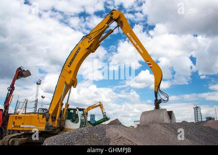 Bagger bewegen Kies Aggregate in Kies Lagerung und Dimensionierung der Anlage von Thames Path Stockfoto