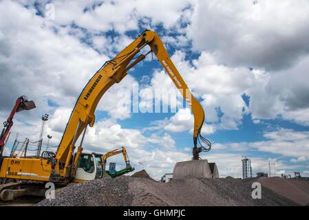 Bagger bewegen Kies Aggregate in Kies Lagerung und Dimensionierung der Anlage von Thames Path Stockfoto