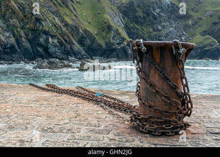 Samson Metallpfosten und Ketten umwickelt, Mullion Cove, Cornwall Stockfoto