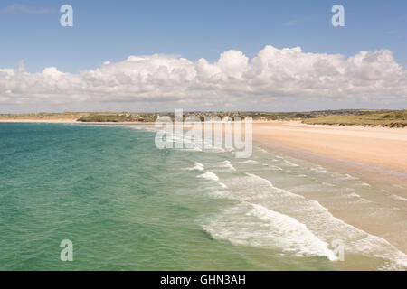 Strand von Hayle in North Cornwall, England, Vereinigtes Königreich mit Blick auf Gwithian Sands und Godrevy Stockfoto