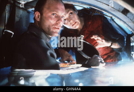 In Rund 600 Metern Tiefe Versuchen Bud Brigman (ED HARRIS), Vorarbeiter Einer Unterwasser-Öl-Bohrstation Und der Psychopathische Marine-Leutnant Coffey Ein Gesunkenes Atom-U-Boot Zu Retten. Sie Werden Dabei in Ein dramatischen Abenteuer Verwickelt, Bei Dem Sie Einem Unvorstellbaren Geheimnis Auf Die Spur Kommen. Szene Mit MARY ELIZABETH MASTRANTONIO (Lindsey Brigman) Regie: James Cameron aka. Der Abgrund Stockfoto