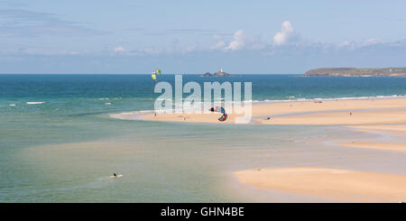 Sande mit Kite-Surfer an der Mündung eines Flusses in der Nähe von Hayle in Nord Cornwall, England, UK Stockfoto