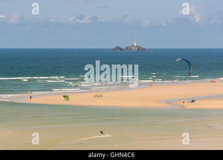 Sande mit Kite-Surfer an der Mündung eines Flusses in der Nähe von Hayle in Nord Cornwall, England, UK Stockfoto