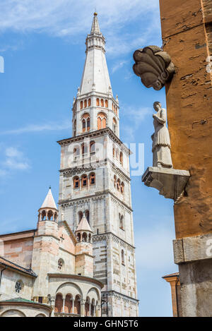 Ghirlandina schiefen Turm der Kathedrale Santa Maria Assunta e San Geminiano und La Bonissima Statue in Modena. Stockfoto