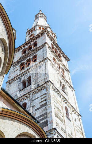 Ghirlandina schiefen Turm der Kathedrale von Santa Maria Assunta e San Geminiano von Modena. Emilia-Romagna. Italien. Stockfoto