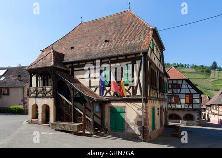 Rathaus von Niedermorschwihr, Elsässische Weinstraße, Frankreich. Stockfoto