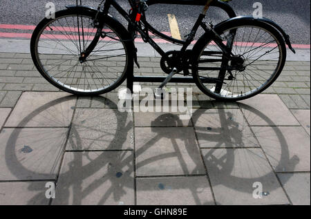 Geparkte Fahrrad mit Schatten, London Stockfoto