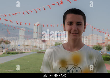 Porträt einer jungen hübschen jungen Smilling vor Ort Stockfoto