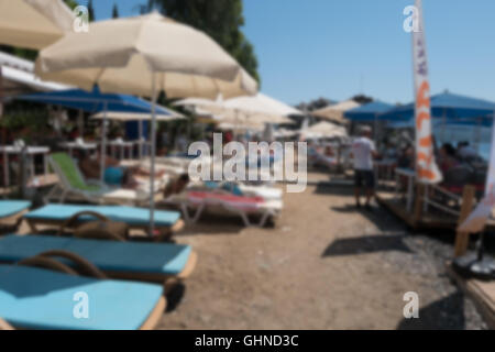 Unschärfe Bild Strand Landschaft mit vielen touristischen für Nutzung im Hintergrund Stockfoto