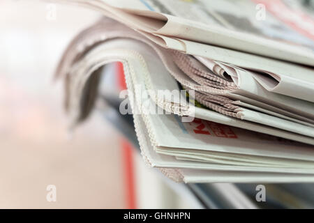 Closeup Wirtschaftszeitung hintereinander gestapelt Stockfoto