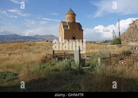 Dorfkirche Mutter of Gott Areni S Armenia 1321 in Friedhof einrichten, mit alten und neuen Gräbern, Berge im Hintergrund zu sehen Stockfoto