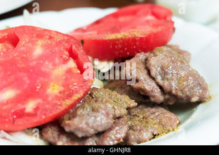 Speiselokal in der Türkei, türkische Frikadelle in Mugla-Stil mit Tomaten Stockfoto