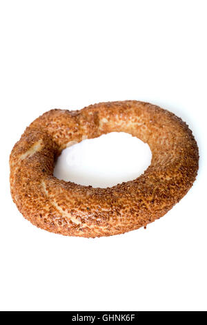 Berühmte türkische Bagel (Simit) zum Frühstück in der Türkei, in weißen Hintergrund isoliert Stockfoto