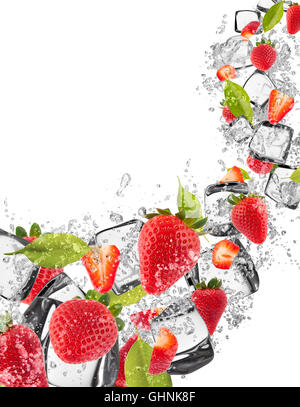 Erdbeeren im Spritzwasser isoliert auf weißem Hintergrund Stockfoto