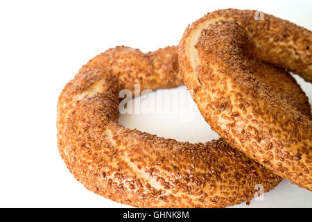 Berühmte türkische Bagel (Simit) zum Frühstück in der Türkei, in weißen Hintergrund isoliert Stockfoto