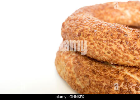 Berühmte türkische Bagel (Simit) zum Frühstück in der Türkei, in weißen Hintergrund isoliert Stockfoto