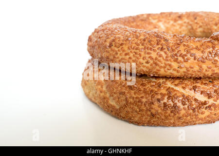 Berühmte türkische Bagel (Simit) zum Frühstück in der Türkei, in weißen Hintergrund isoliert Stockfoto