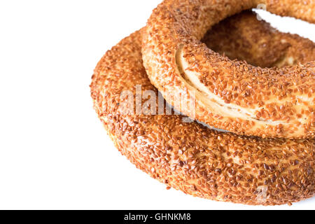 Berühmte türkische Bagel (Simit) zum Frühstück in der Türkei, in weißen Hintergrund isoliert Stockfoto