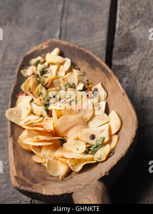 Alte hölzerne Löffel mit italienische Küche Zutaten auf einem rustikalen Holztisch Nahaufnahme Schuss mit selektiven Fokus Stockfoto