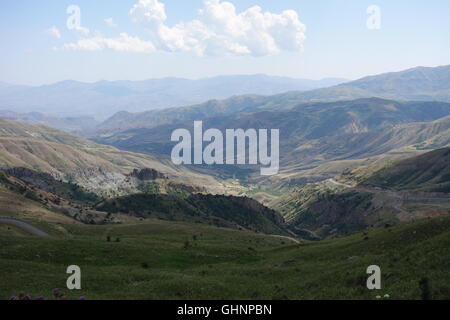 Selim Pass Armenien Rückblick in Richtung Areni und Täler 2.410 m und Standort der Karawanserei auf Seidenstraße in Richtung Sevan Stockfoto