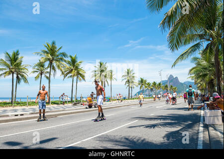 RIO DE JANEIRO - 6. März 2016: Junge Carioca Brasilianer Skate entlang der Strandpromenade Avenida Vieira Souto Straße in Ipanema. Stockfoto