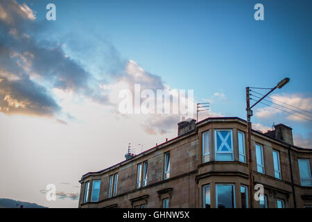 Glasgow-Liegenschaft Wohnung mit Saltire Schottland Fahne im Fenster. Stockfoto