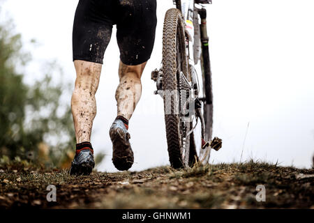 Closeup schmutzigen Füße Athlet Mountainbiker und Rad Sport Fahrrad Stockfoto