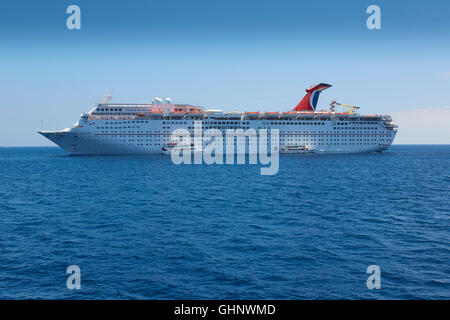 Carnival Inspiration Cruise Liner, verankert sich Avalon, Catalina Island, Kalifornien. Stockfoto