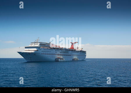 Carnival Inspiration Cruise Liner, verankert sich Avalon, Catalina Island, Kalifornien. Stockfoto