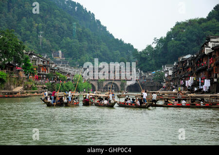 13. September 2015. Fenghuang, China. Die berühmten Wahrzeichen Hongqiao und chinesische Boote am Fluss Tuo Jiang in Fenghuang Vill Stockfoto