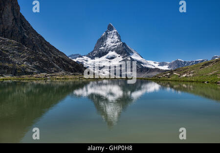 Das Matterhorn spiegelt sich im See Riffelsee, Zermatt, Schweiz Stockfoto