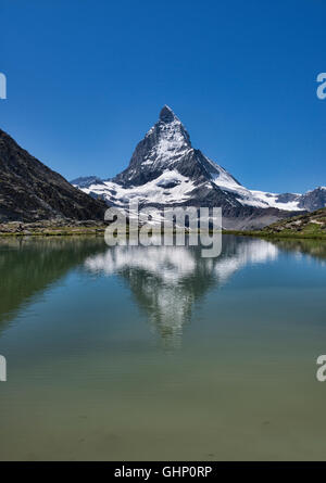 Das Matterhorn spiegelt sich im See Riffelsee, Zermatt, Schweiz Stockfoto