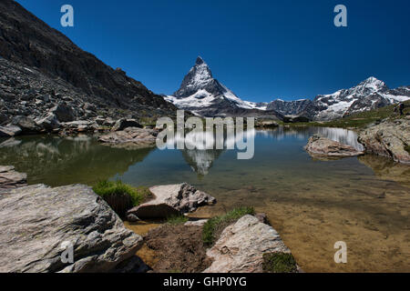 Das Matterhorn spiegelt sich in einem Tarn unterhalb der Riffelsee, Zermatt, Schweiz Stockfoto