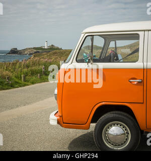 Orange VW Wohnmobil abgestellt bei Godrevy in Nord Cornwall England Stockfoto